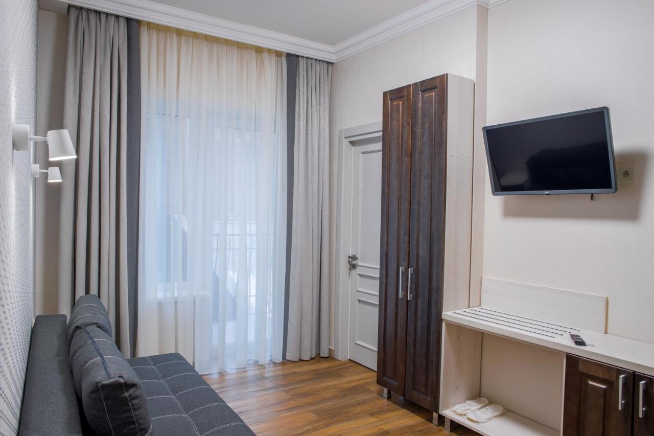 Mini Hotel Barvy Lvova On Hnatyuka St. Екстер'єр фото