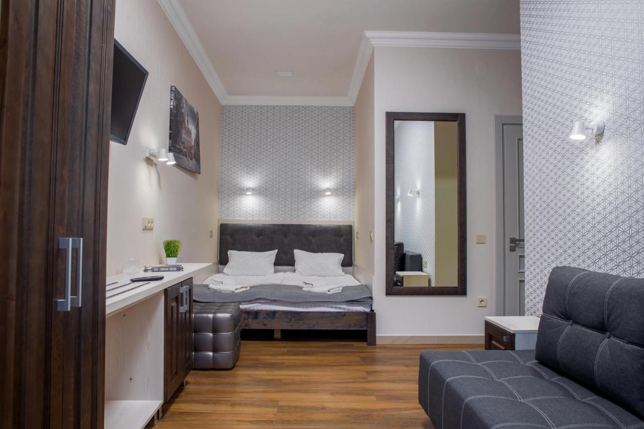 Mini Hotel Barvy Lvova On Hnatyuka St. Екстер'єр фото