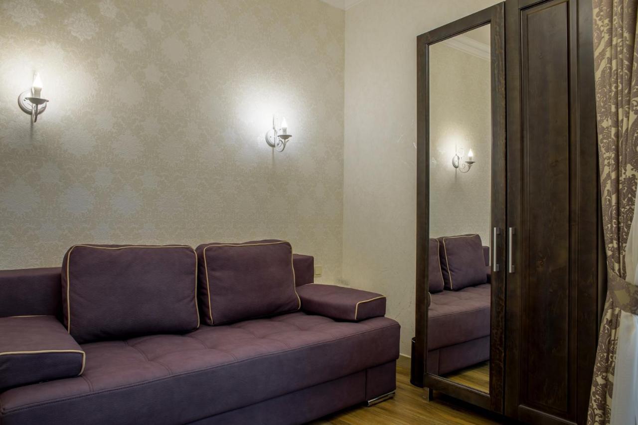 Mini Hotel Barvy Lvova On Hnatyuka St. Екстер'єр фото