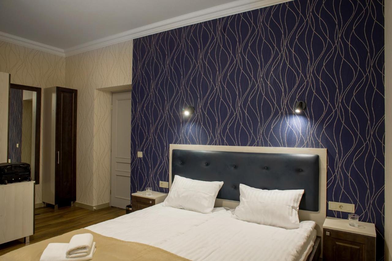 Mini Hotel Barvy Lvova On Hnatyuka St. Екстер'єр фото