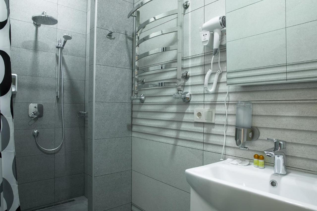 Mini Hotel Barvy Lvova On Hnatyuka St. Екстер'єр фото