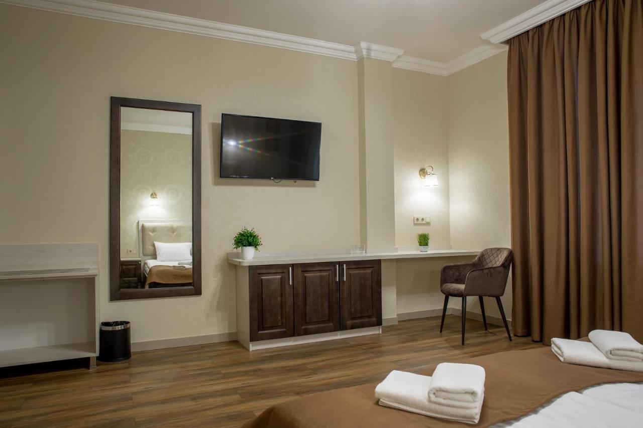 Mini Hotel Barvy Lvova On Hnatyuka St. Екстер'єр фото