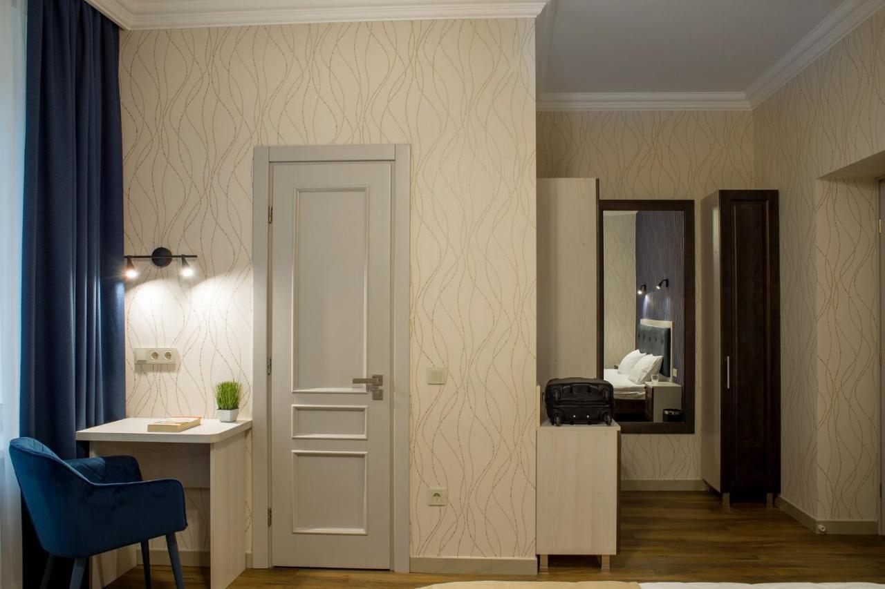 Mini Hotel Barvy Lvova On Hnatyuka St. Екстер'єр фото
