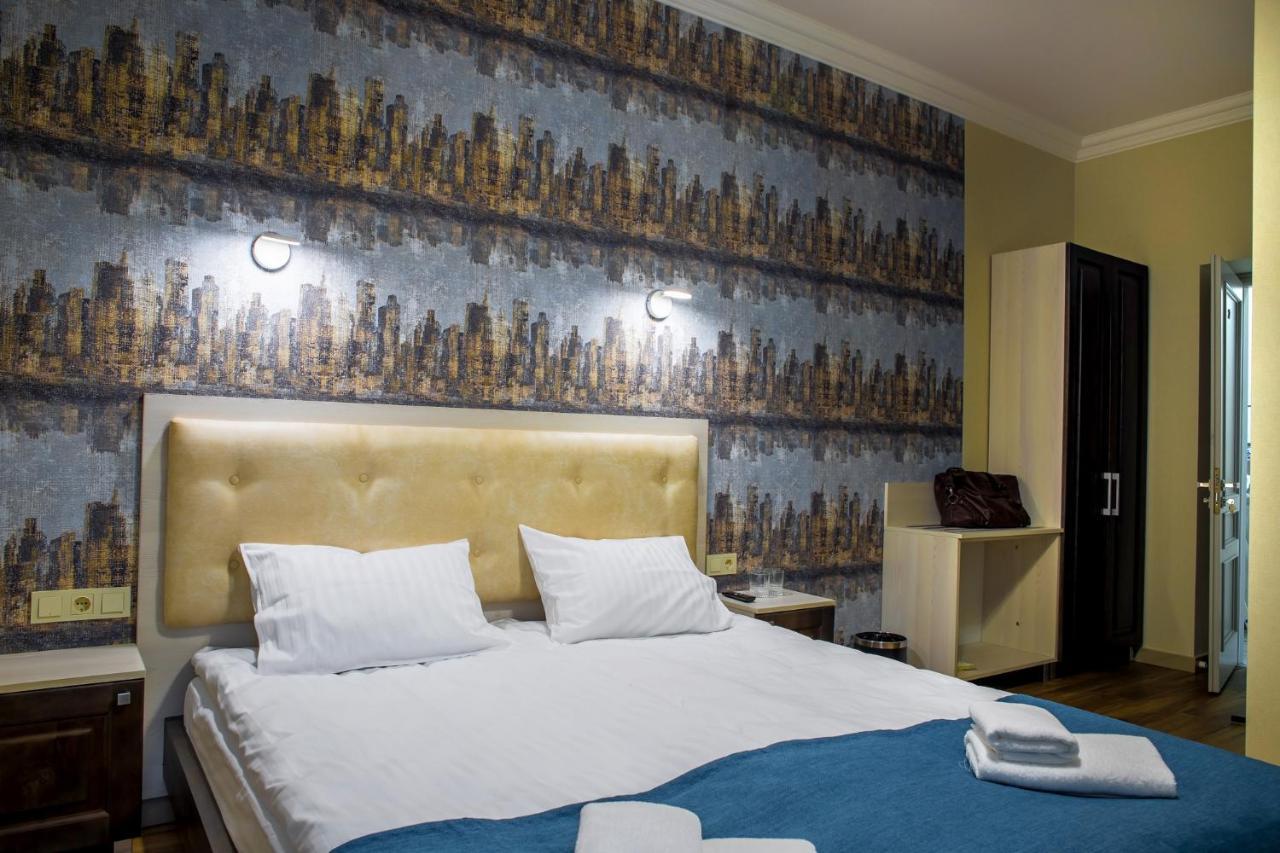 Mini Hotel Barvy Lvova On Hnatyuka St. Екстер'єр фото