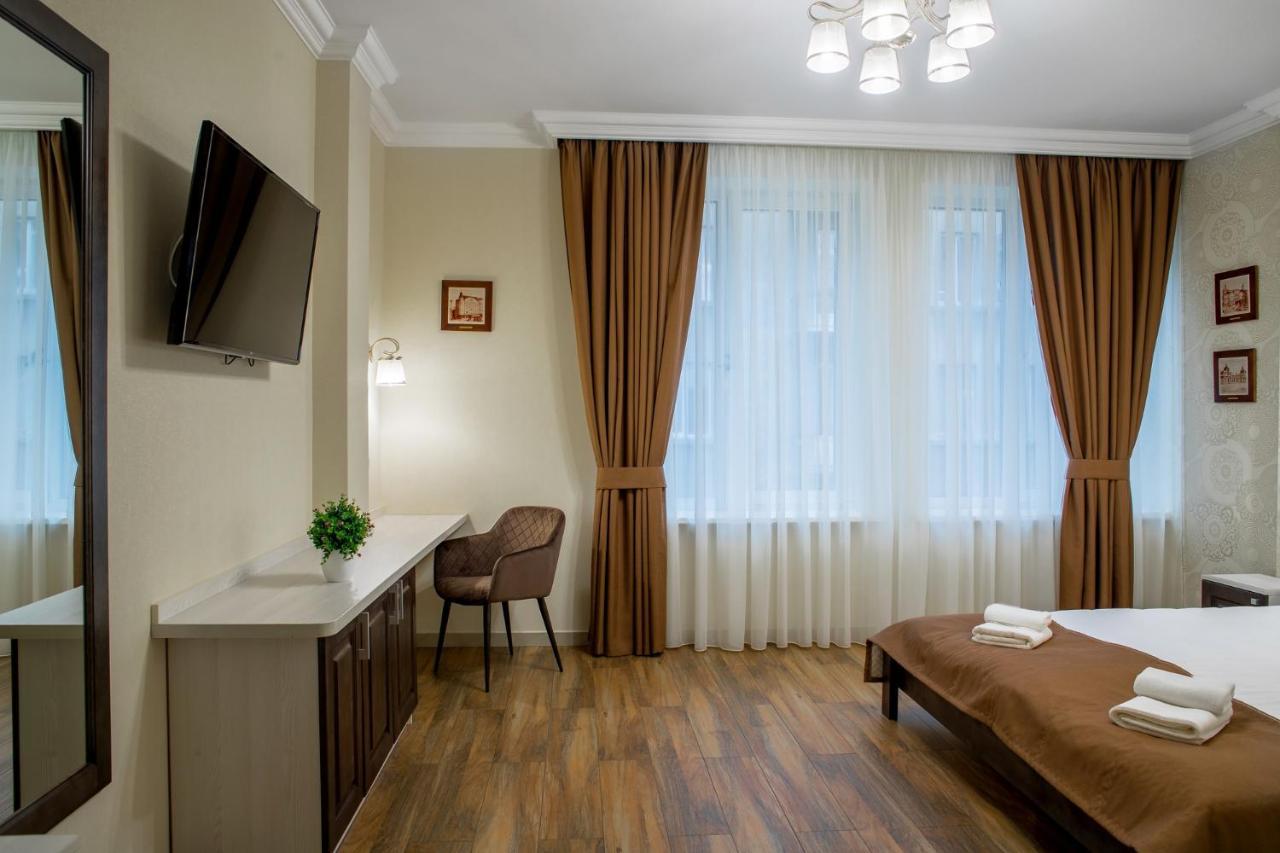Mini Hotel Barvy Lvova On Hnatyuka St. Екстер'єр фото