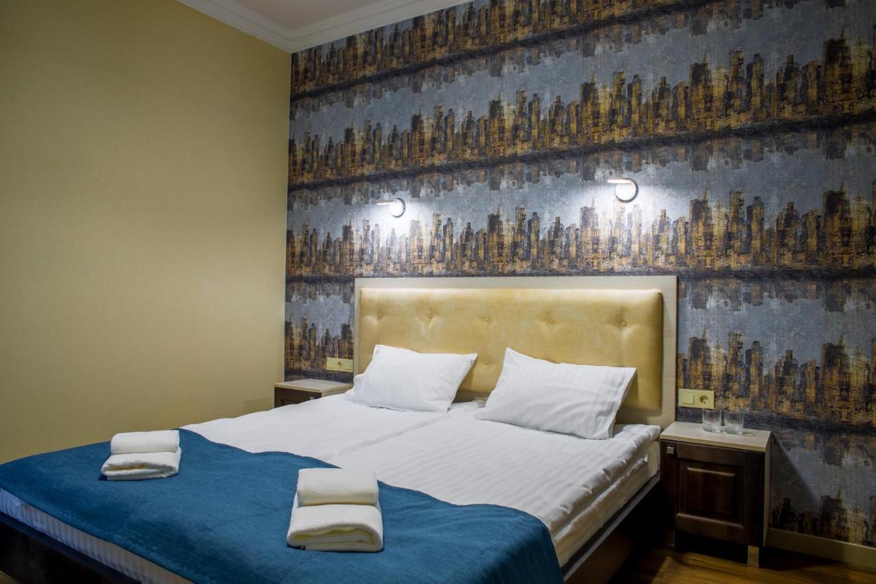 Mini Hotel Barvy Lvova On Hnatyuka St. Екстер'єр фото
