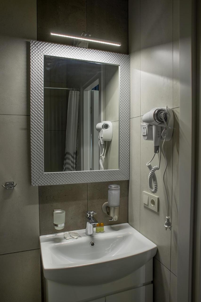 Mini Hotel Barvy Lvova On Hnatyuka St. Екстер'єр фото