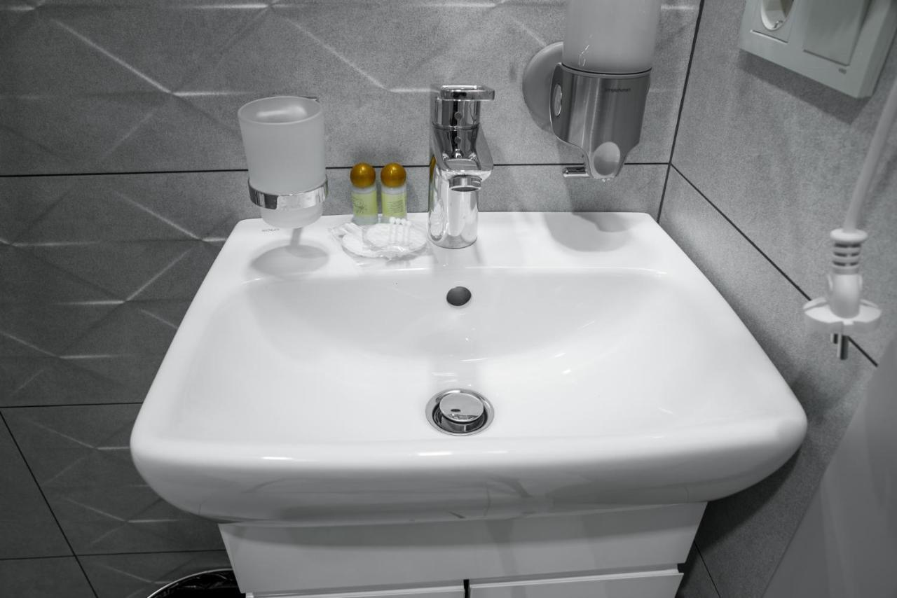 Mini Hotel Barvy Lvova On Hnatyuka St. Екстер'єр фото