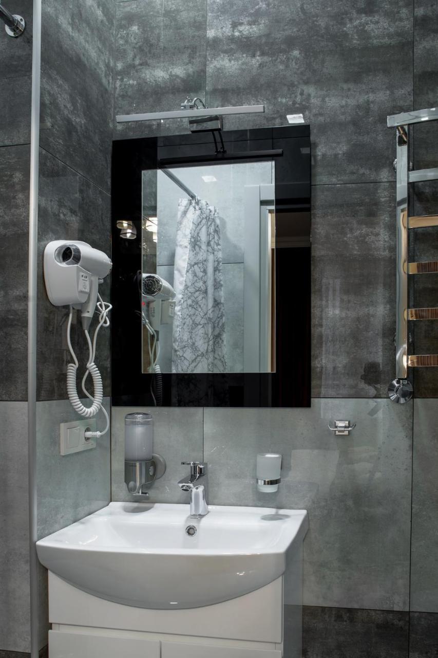 Mini Hotel Barvy Lvova On Hnatyuka St. Екстер'єр фото