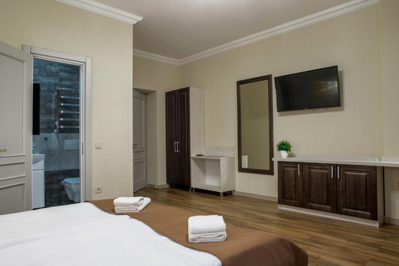 Mini Hotel Barvy Lvova On Hnatyuka St. Екстер'єр фото